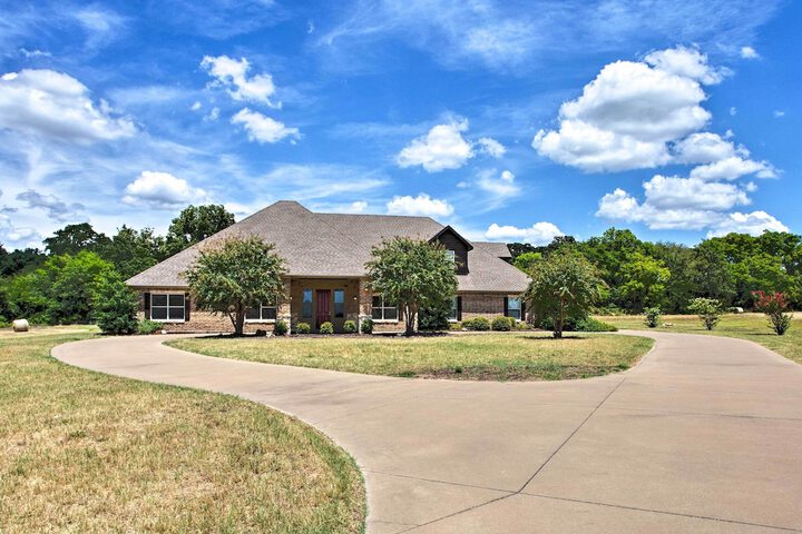 Spacious Stallion Lake Ranch Home w / Patio