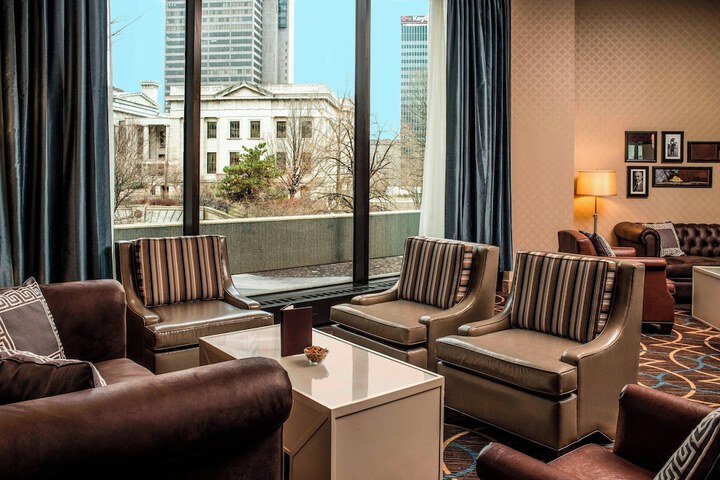 Lounge 27 of 31