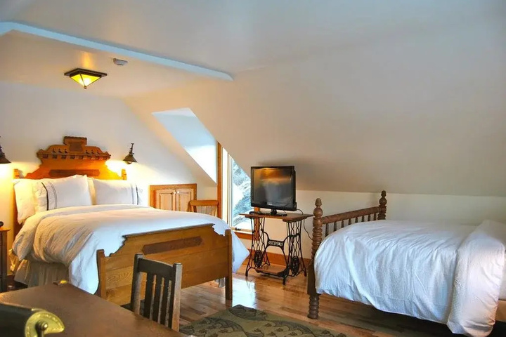 White Pillars Lodging