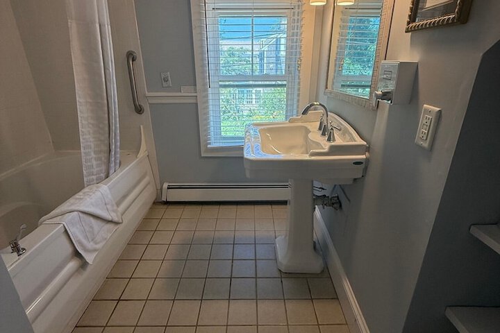 Crowne Pointe Historic Inn & Spa - Adults Only