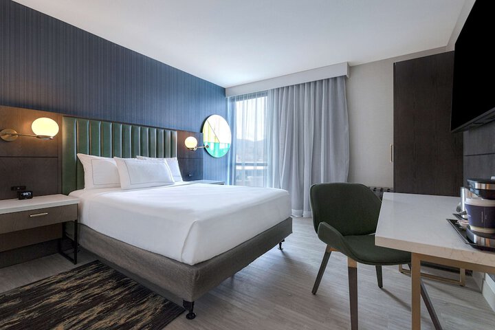Room 32 of 82