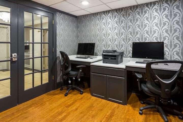 Business Center 83 of 90