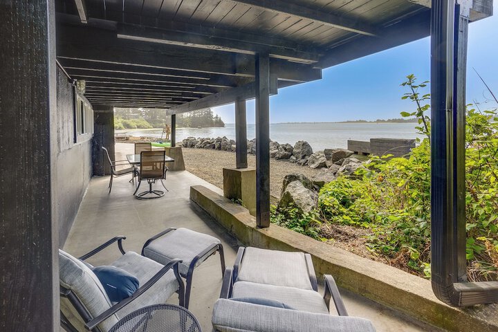 Waterfront Coos Bay Retreat w / Kayaks!