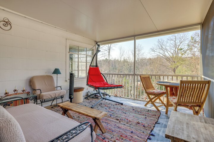Unwind Fireside & Walk to Dtwn! Tyron Retreat