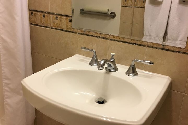 Room 113 of 221