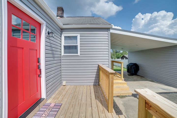 Deck & Patio: Inviting Abode in Natrona Heights!