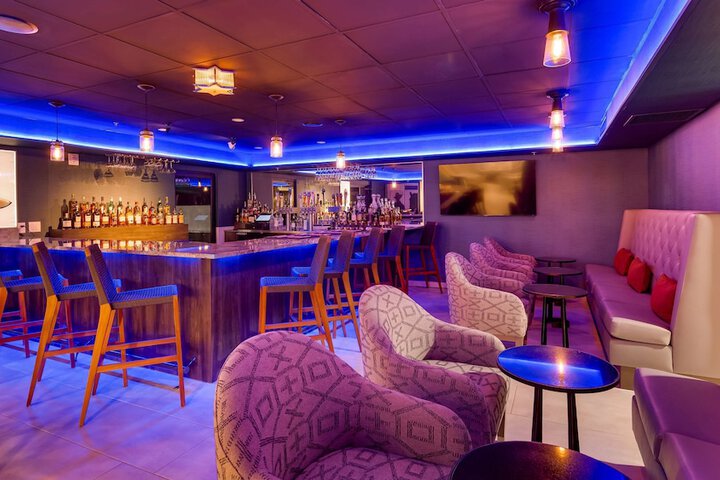Lounge 24 of 27