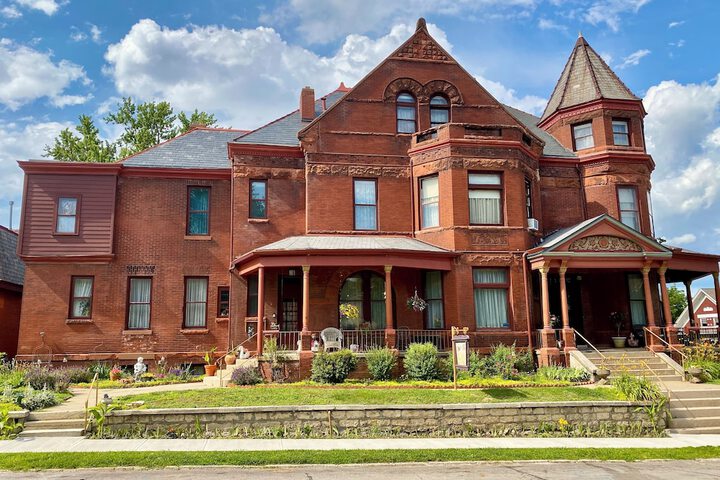 Vineyard Mansion & Carriage House Bed & Breakfast