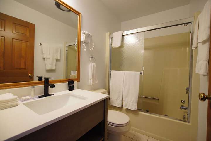 Snyders Shoreline Inn