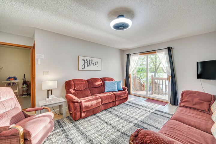 Lakefront Family Retreat w / Private Dock!