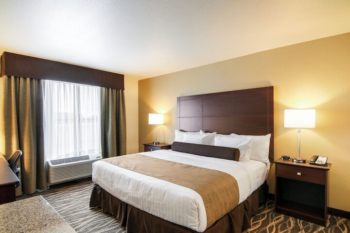 Cobblestone Inn & Suites at UW Stout Downtown Menomonie