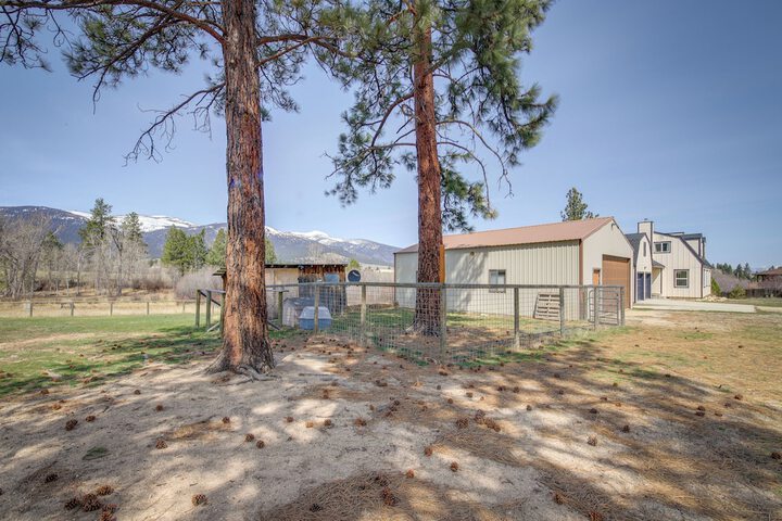 Pet-friendly Victor Home w / Fire Pit & Large Yard!