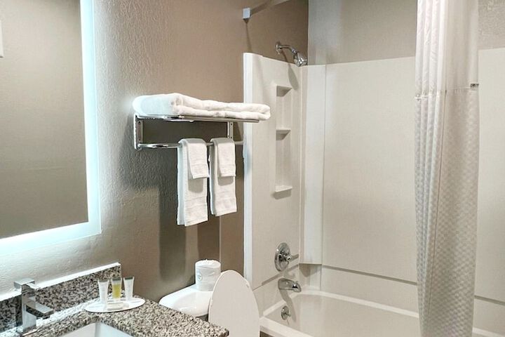 Super 8 by Wyndham Cedar Rapids