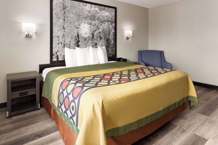 Super 8 by Wyndham Burnham / Lewistown