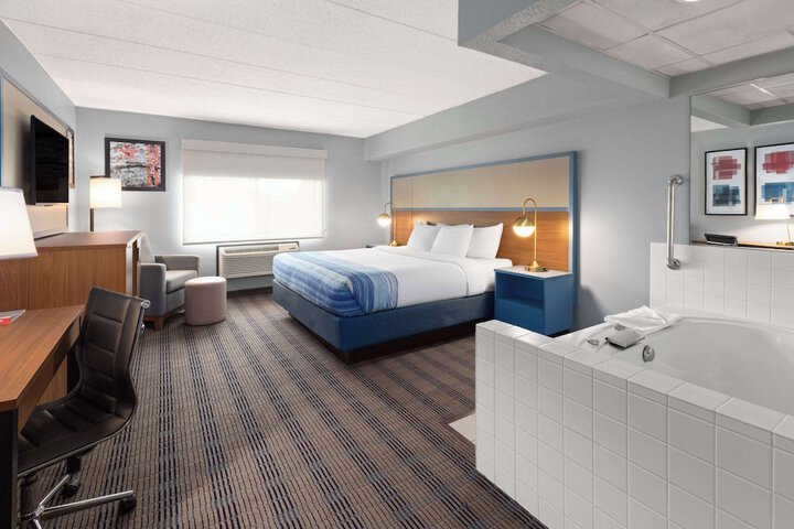 AmericInn by Wyndham North Branch