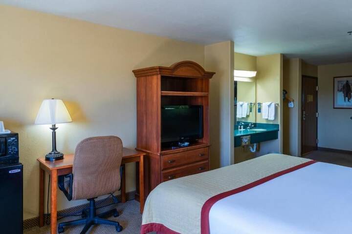 Pinedale Hotel & Suites