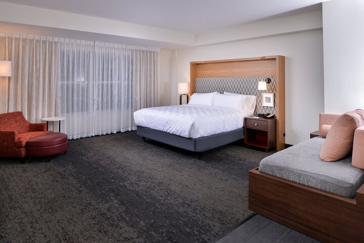 Holiday Inn & Suites Farmington Hills - Detroit NW by IHG