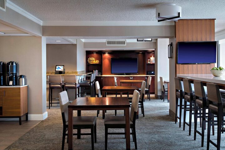 Lounge 45 of 53