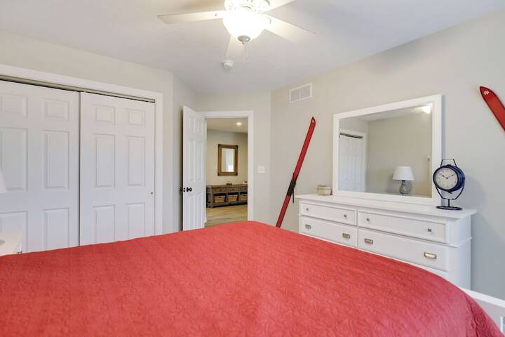 The Nest at Pinecrest by Avantstay Spacious Deck Game Room, Fire Pit