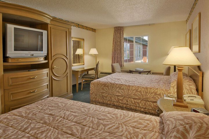 Room 6 of 8