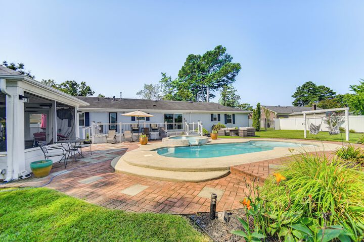 Luxe Lakefront Portsmouth Home: Fish Swim & Play!