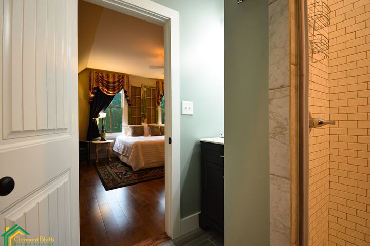 Clermont Bluffs B & B