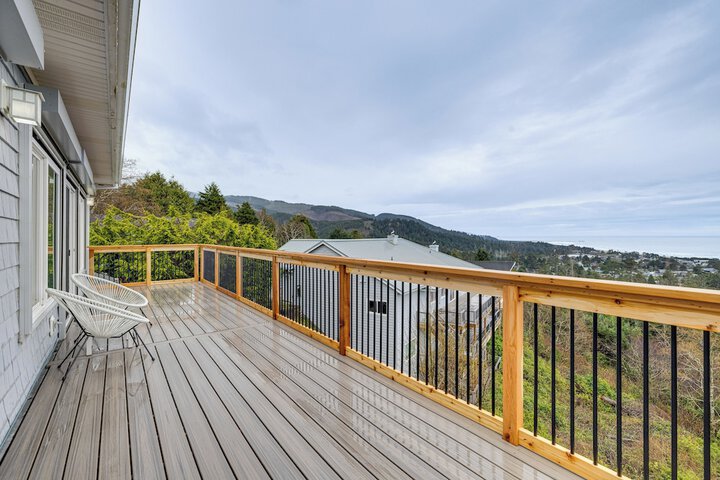 Lovely Rockaway Beach Home w / Pacific Ocean Views!