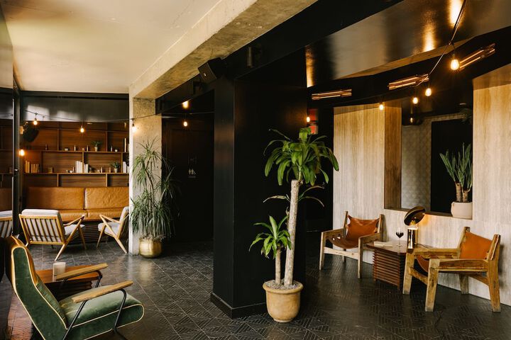 Lounge 44 of 46