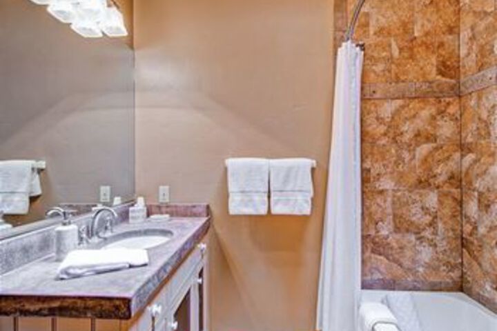 Vina Robles Guest 4 Br Home by RedAwning