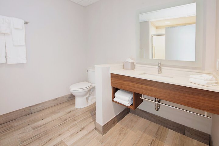 Holiday Inn Express & Suites Panama City Beach - Beachfront by IHG