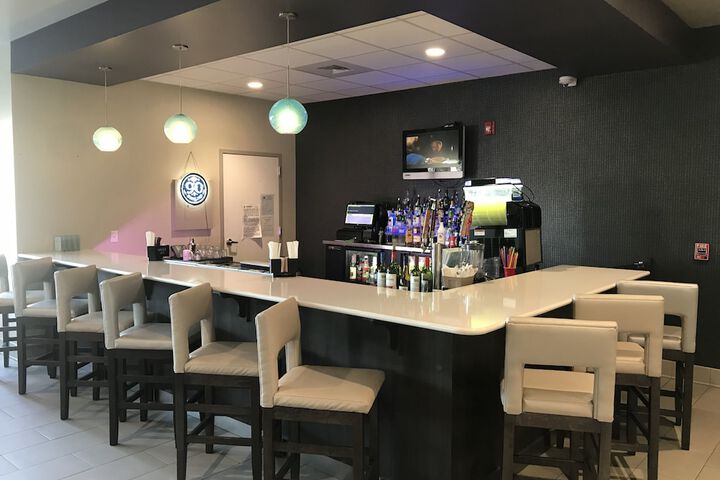 Lounge 51 of 53