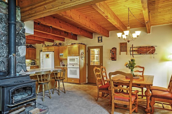 Hot Tub Deck & Trail Access: Shaver Lake Cabin