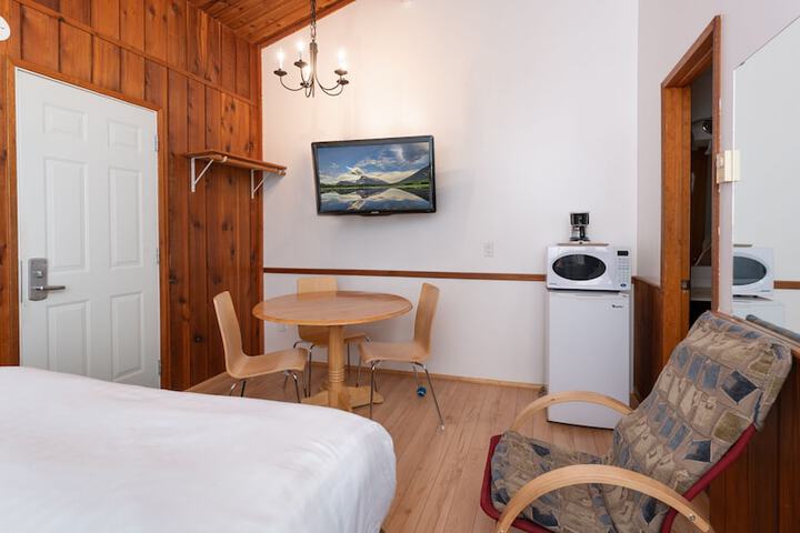 Room 4 of 28