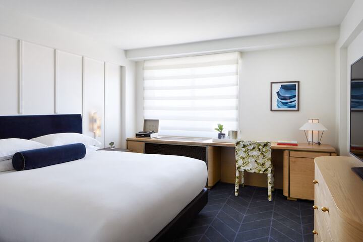 Room 44 of 102