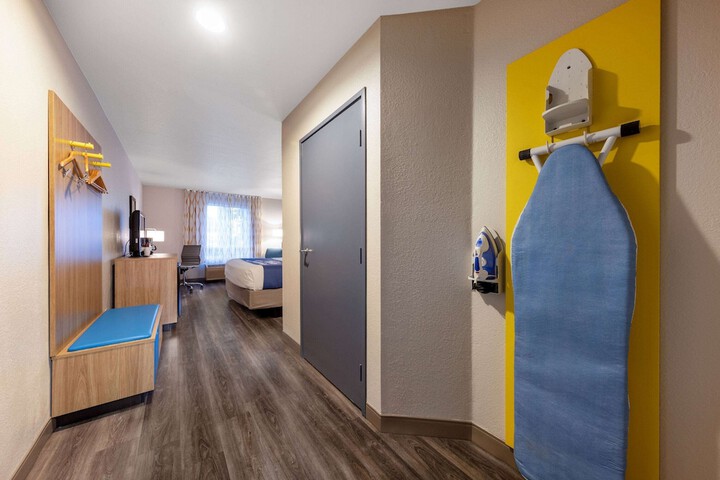 Days Inn by Wyndham Lathrop