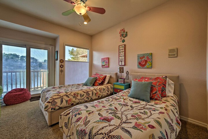 Lakefront Retreat w / Dock & Beach: 2 Miles to Golf