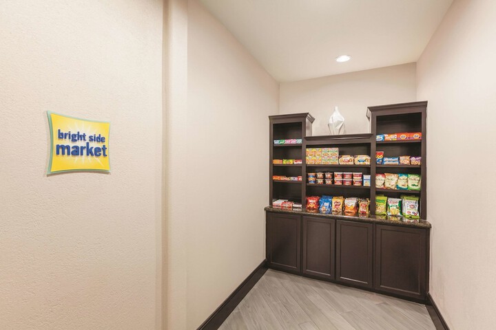 La Quinta Inn & Suites by Wyndham Houston Bush Intl Airpt E