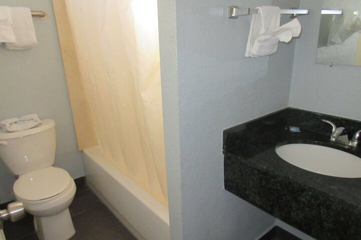 Room 6 of 8