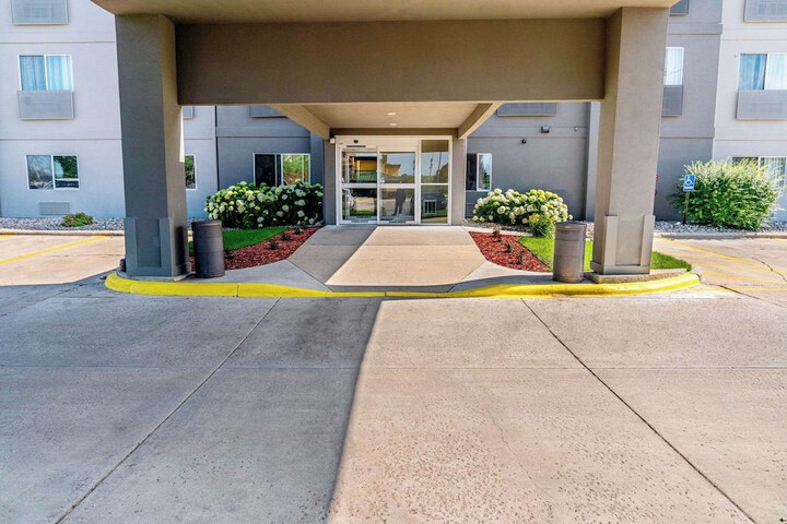 Country Inn & Suites by Radisson Brookings, SD