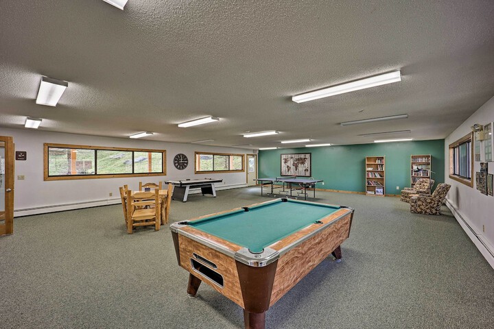 1 Mi to Skiing: Beech Mountain Condo w / Fireplace!