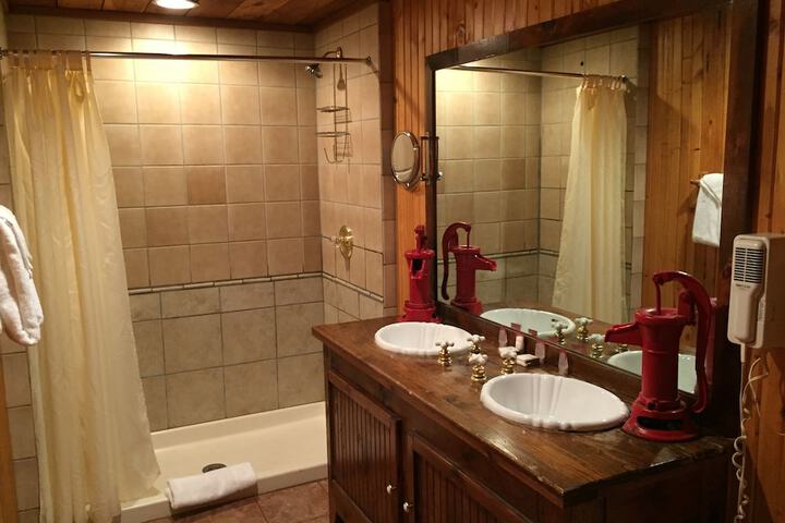 Wildwood Inn Tropical Dome & Theme Suites