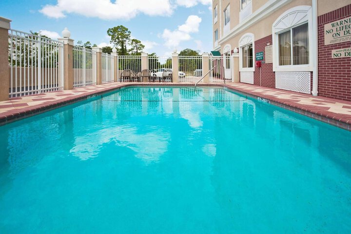 Country Inn & Suites by Radisson St. Petersburg - Clearwater, FL