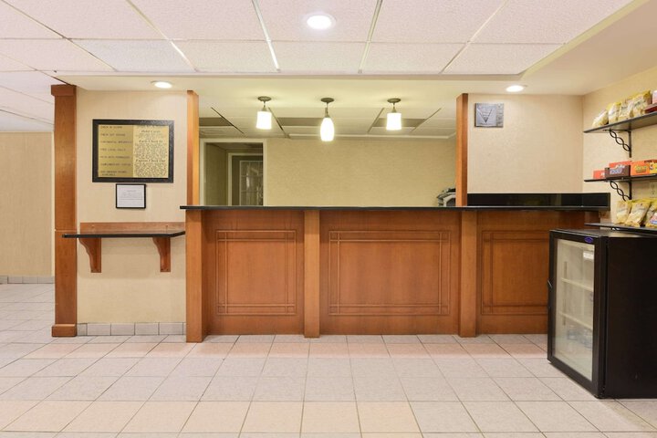 Howard Johnson Hotel & Suites by Wyndham Allentown / Dorney