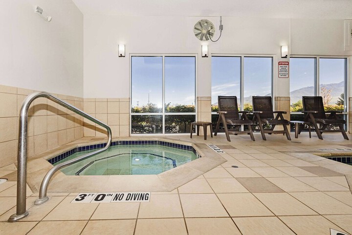 Comfort Inn & Suites Logan Near University