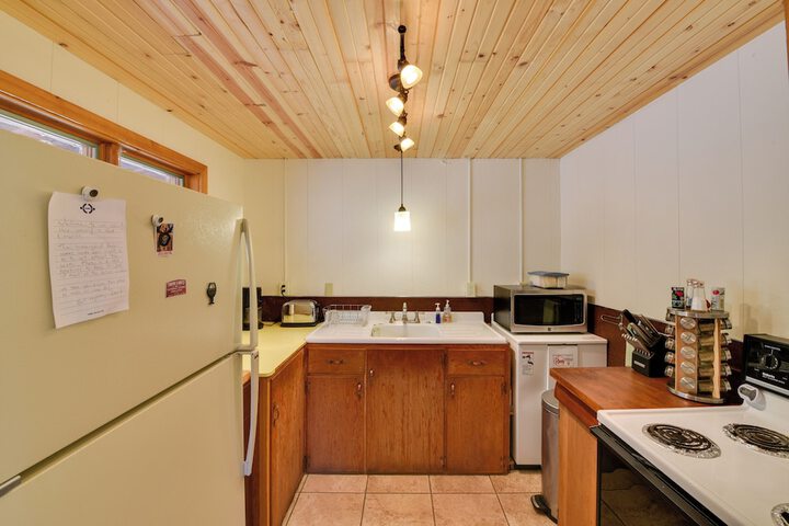 Idyllic Twin Lakes Escape w / Views of the Lakes