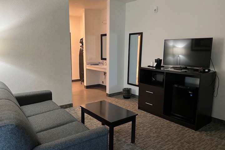 The Grove Inn & Suites