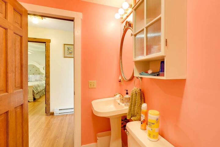 Spacious Woodbury Home w / Pool + Hot Tub!