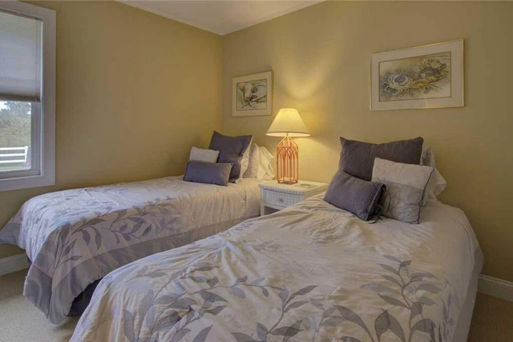 8 1 / 2 Marina Unit 1
