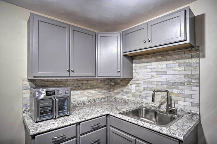 Delightful Tipp City Unit w / Covered Patio!