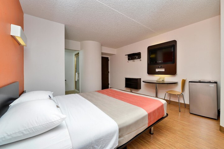 Room 9 of 14